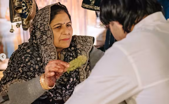 Neeraj Chopra wedding : नीरज चोपड़ा ने हिमानी मोर से की शादी ,शादी की तस्वीरें शेयर की गई 8 neeraj mother 1737304124586